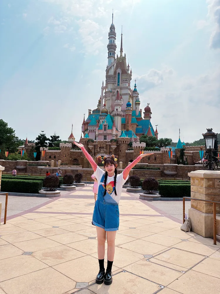 琳誼到香港迪士尼樂園玩。