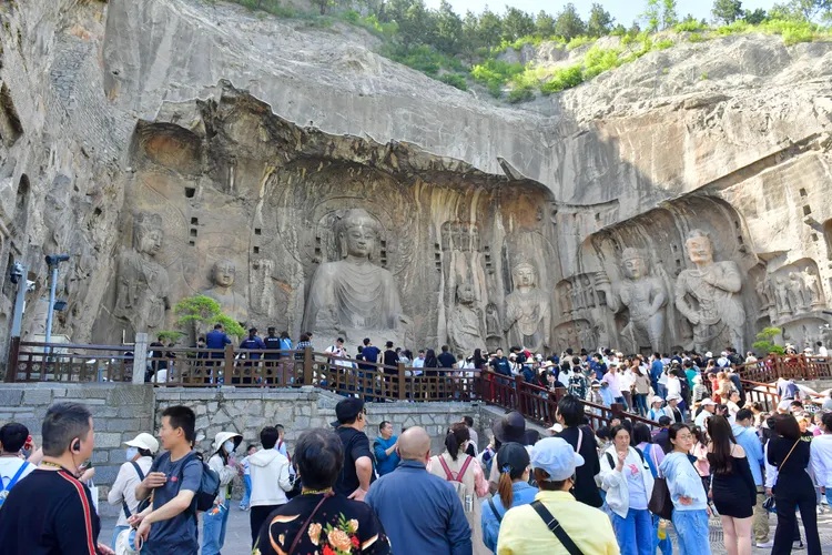 河南洛陽龍門石窟的人潮。新華社