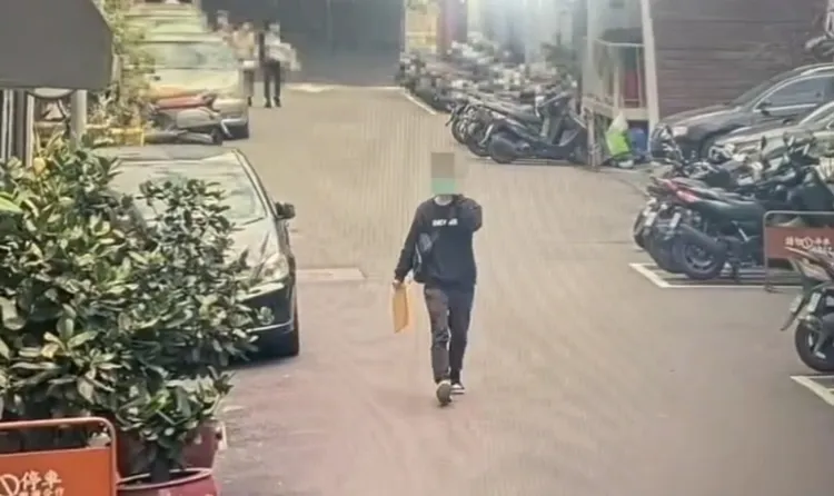 呂男持偽造的公文前往取款。翻攝畫面