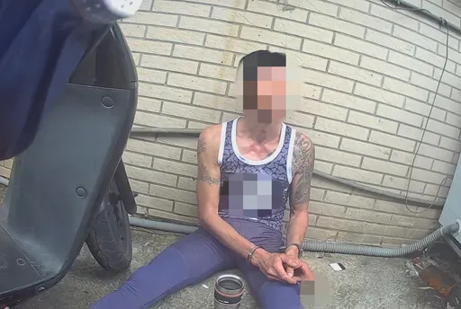 身背3条通！新北男心虚落跑300米　热心女助汐止警逮人