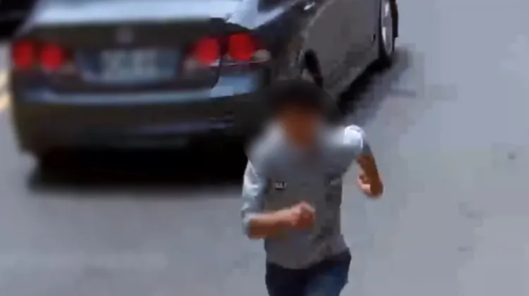 彭男見到巡邏警員，嚇得立即棄置腳踏車，飛奔狂逃。翻攝畫面