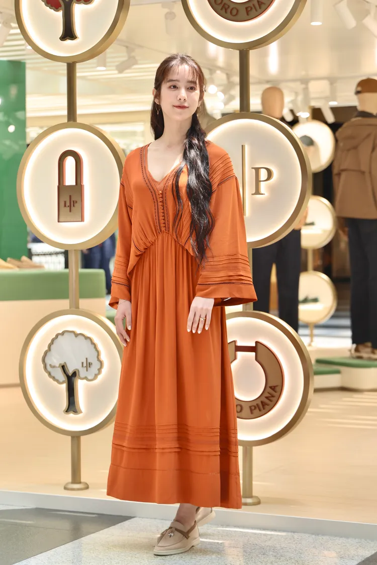 知性女星温貞菱的一襲罩袍式洋裝，格外有度假氛圍。林林攝