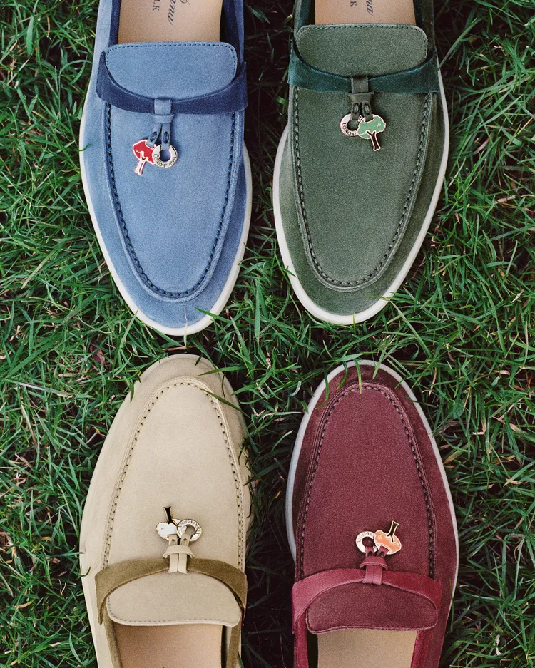 Loro Piana x 玄彬亞太區限定特別版Summer Walk女鞋，採用森林綠、沙色、紅土色及藍綠色等4種自然色調，並綴有櫸樹圖騰吊飾。品牌提供