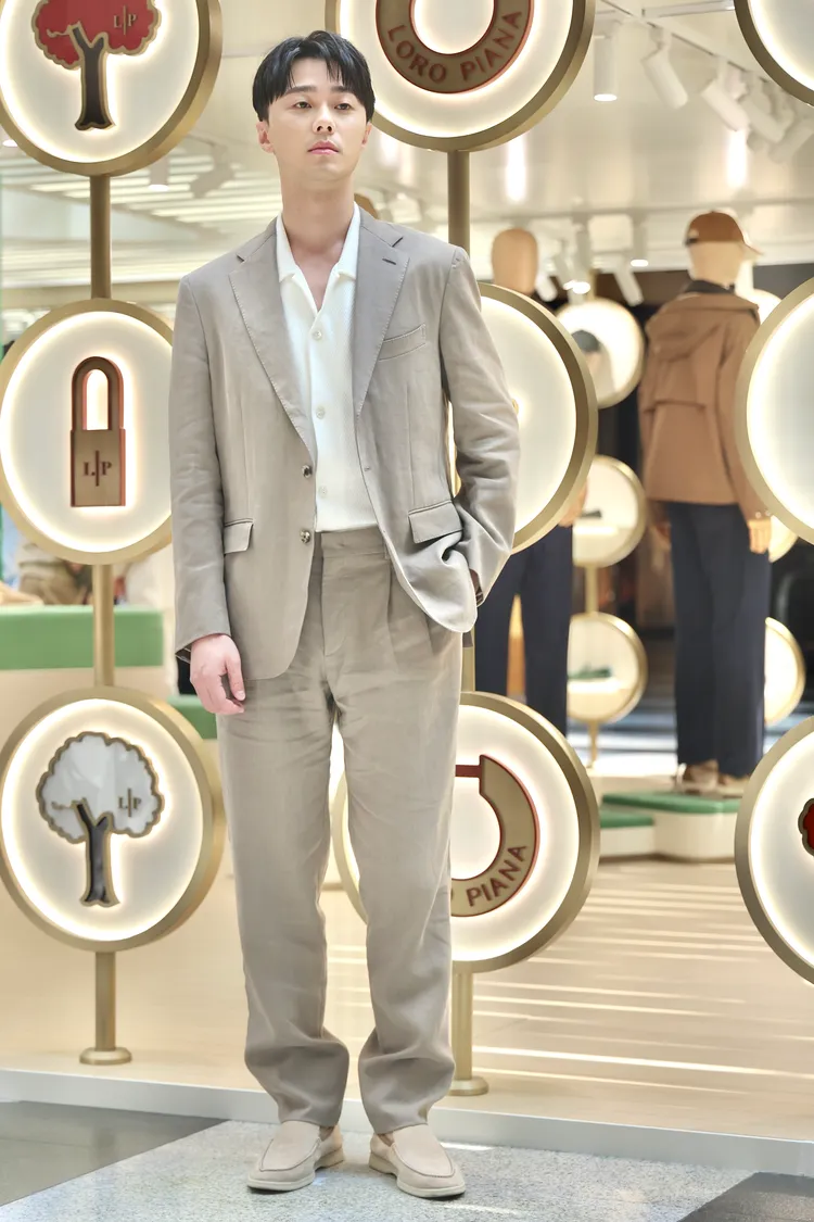 男星施柏宇表示品牌的Summer Walk莫卡辛鞋穿起來十分透氣，連不穿襪子直接上腳都不用擔心。林林攝