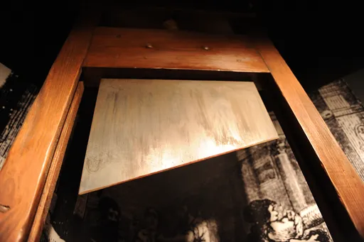 恐怖迷信!夫妻自製斷頭台斬首 頭顱滾進火壇取悅神明