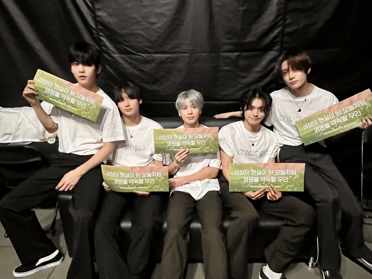 隊長秀彬（左起）、休寧凱、太顯、然竣、杋圭拿著應援手幅合照。Applewood Taiwan提供