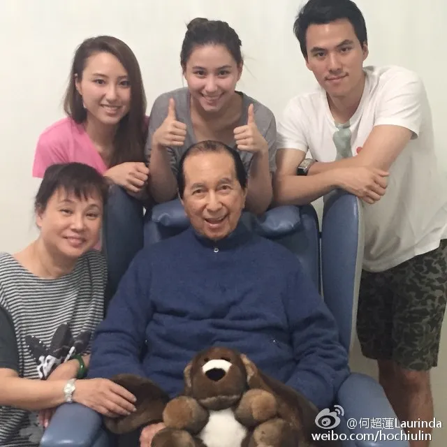 何超蓮（後排中）為賭王（中）守喪3年，才延後婚禮。翻攝何超蓮微博