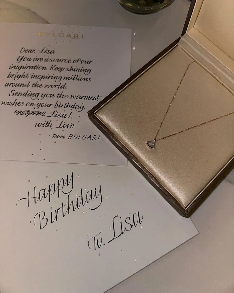 寶格麗為其全球品牌代言人Lisa於生日時送上韓國限定款Divas' Dream系列玫瑰金珍珠母貝項鍊，並於卡片中寫上溫暖祝福。翻攝lalalalisa_m IG