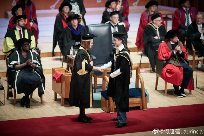何超蓮上月出席倫敦大學畢業典禮。翻攝何超蓮微博