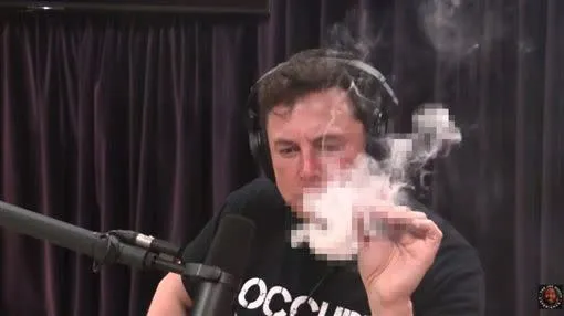馬斯克曾爆出吸大麻爭議。翻攝PowerfulJRE YouTube