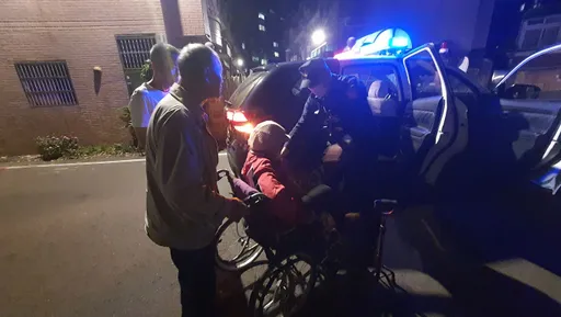 7旬老婦電動車拋錨路中　警援助平安返家