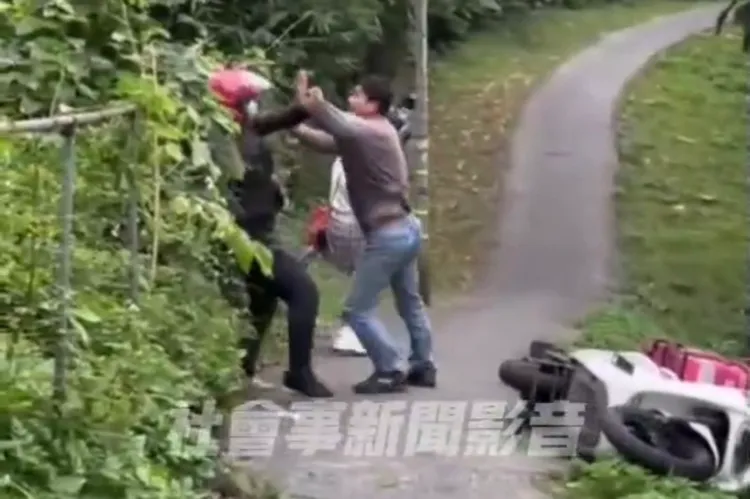 外送員從倒地機車爬起來，與酒醉阿伯當街打了起來。翻攝自社會事新聞影音
