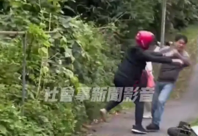 兩人鬥毆，阿伯屈居下風，被年輕力壯的外送員丟入草叢。翻攝自社會事新聞影音