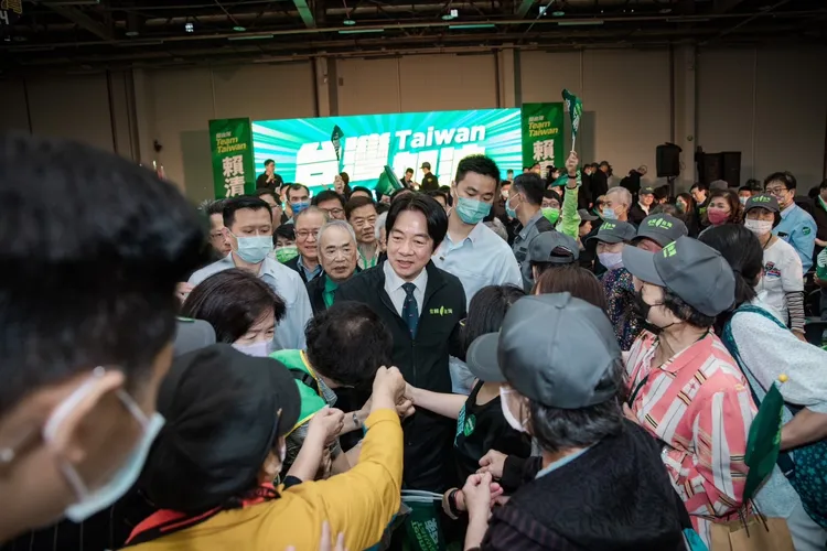 賴清德貝支持者簇擁。民進黨提供