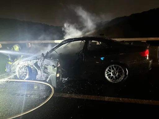 國道驚魂！BMW轎跑行駛國三瞬間起火　4人脫困逃死劫