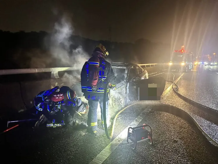 消防局緊急到場撲滅火勢，車上4 人全都平安。讀者提供