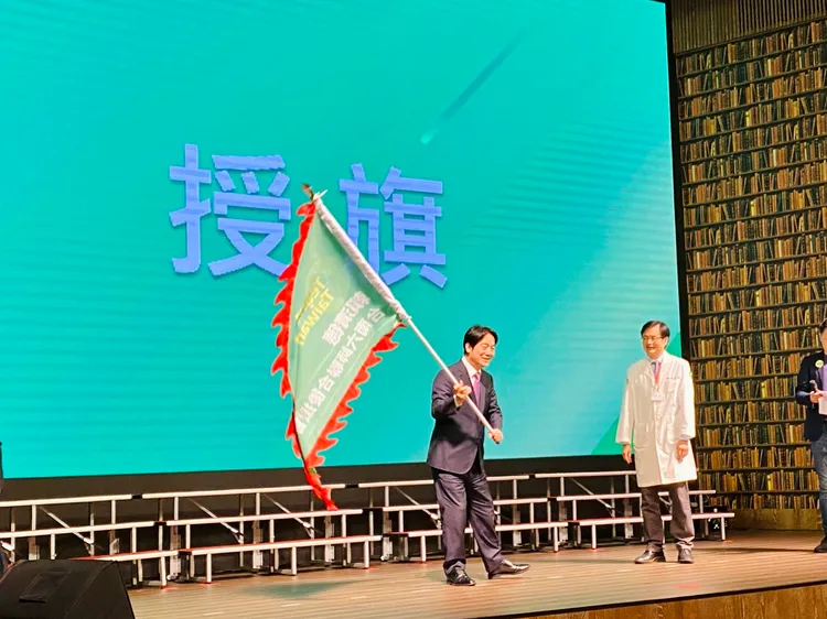 賴清德授旗。王志弘攝