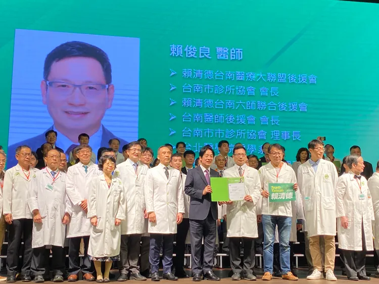 各界團體上台接受授證合影。王志弘攝