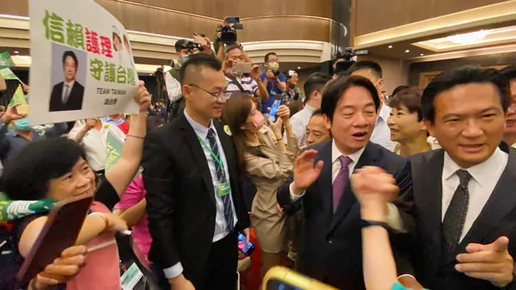 賴清德受到支持者熱情歡迎。王志弘攝