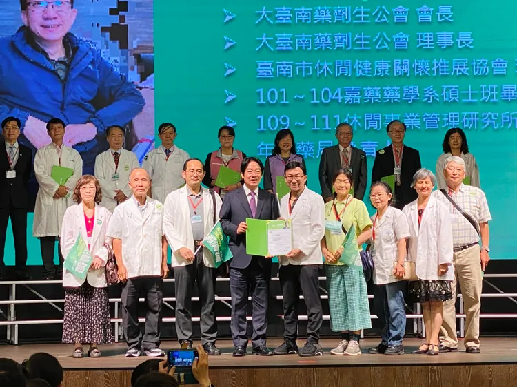 各界團體上台接受授證合影。王志弘攝