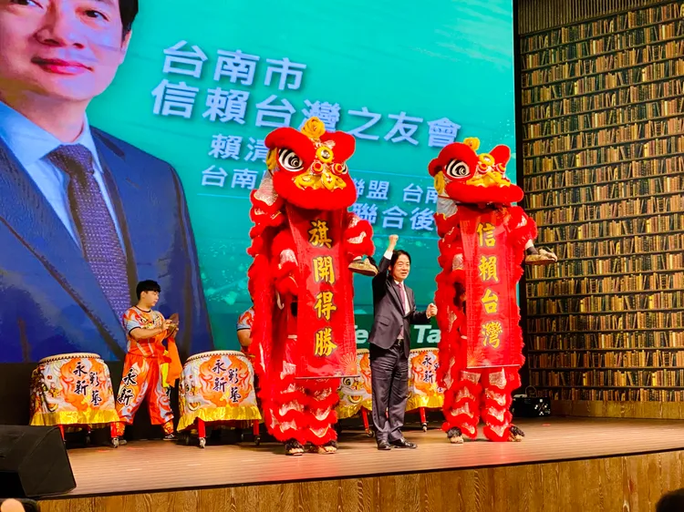 戰鼓醒獅開場，獻上好彩頭。王志弘攝