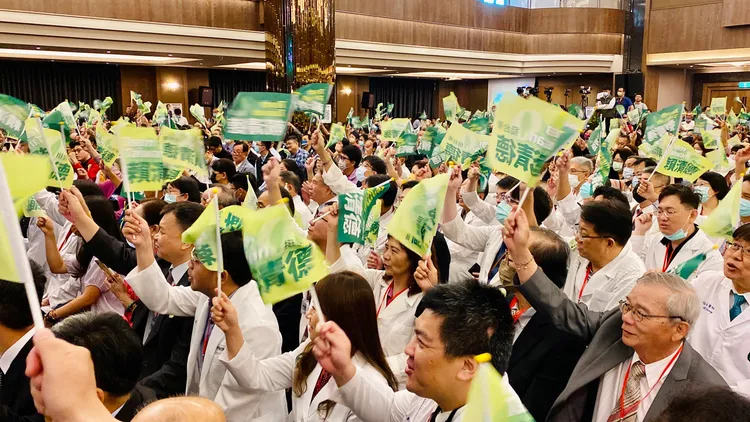 台下熱情揮旗回應。王志弘攝