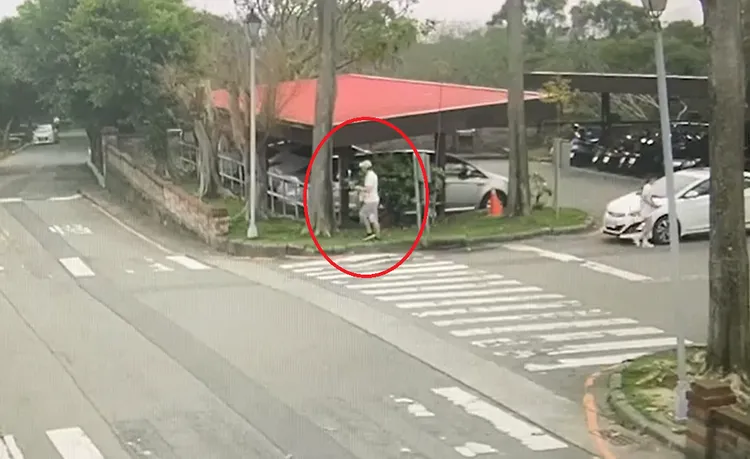 昨天中午姜嫌徒步下車往監獄走去。讀者提供