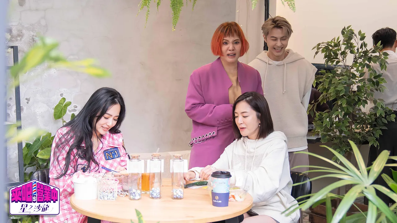 王思佳(左起)與楊千霈有話直說的個性險些讓和謝依霖和王子Hold不住。TVBS提供