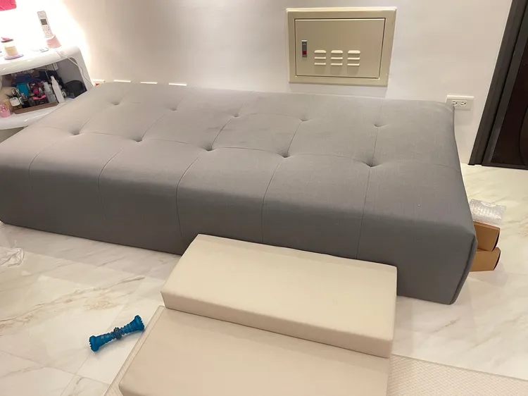 李維維上一組沙發還為狗狗放了階梯方便跳上去。李維維提供