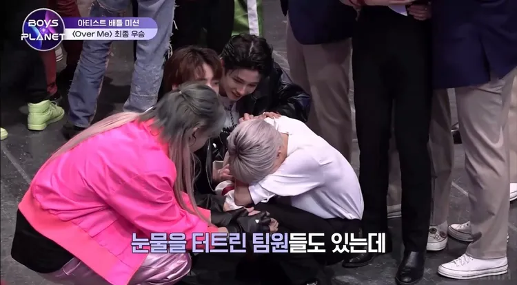 陳冠叡後來壓力釋放，蹲在地上抱頭啜泣，張帥博（左起）、車雄基、OLLIE都上前安慰他。翻攝Mnet