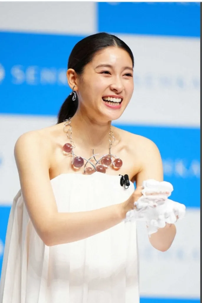 土屋太鳳日前挺著孕肚出席專科活動。報知新聞社