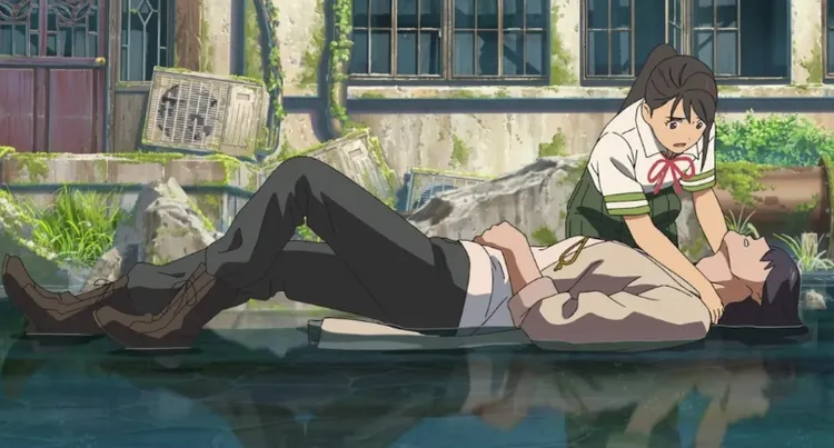 《鈴芽之旅》中鈴芽（後）和草太在廢墟中相遇。車庫娛樂提供