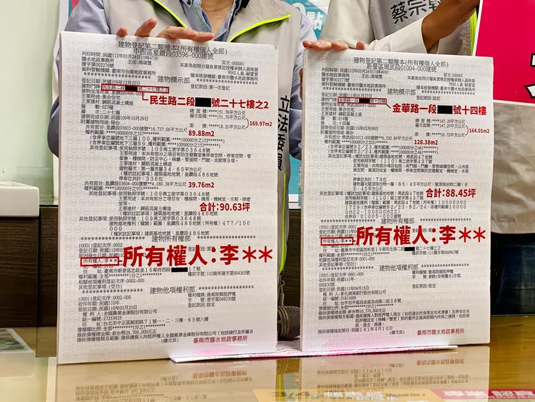 賴惠員質疑對手郭貞慧夫婦為何沒申報2棟頂樓豪宅。王志弘攝