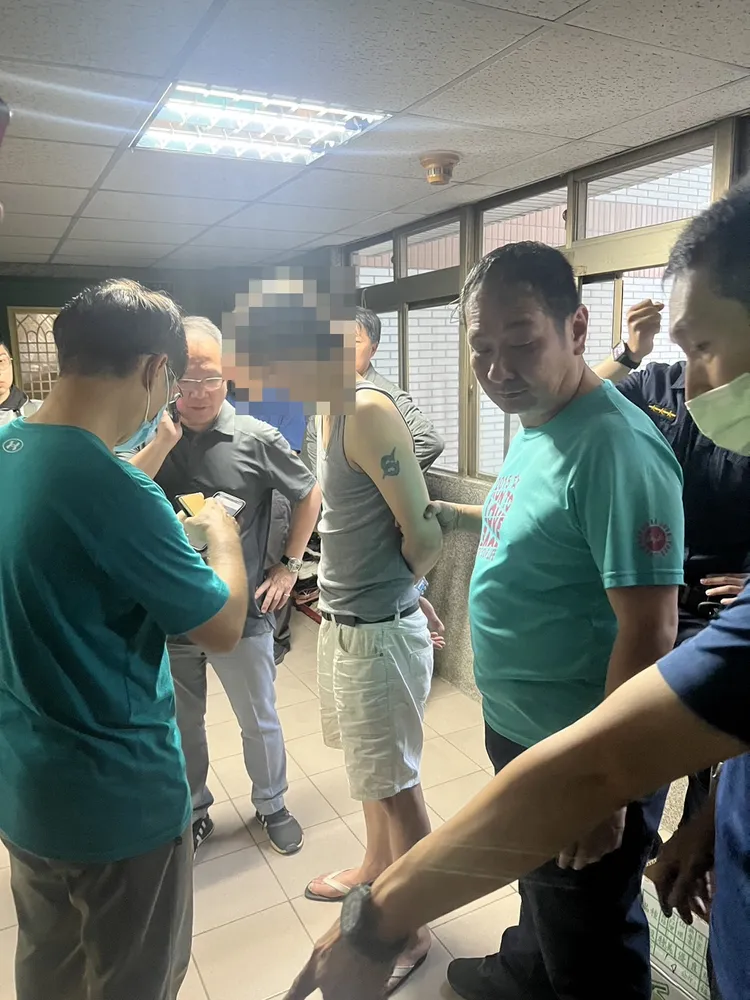 鳳山警方傍晚將黃姓嫌犯逮捕到案。