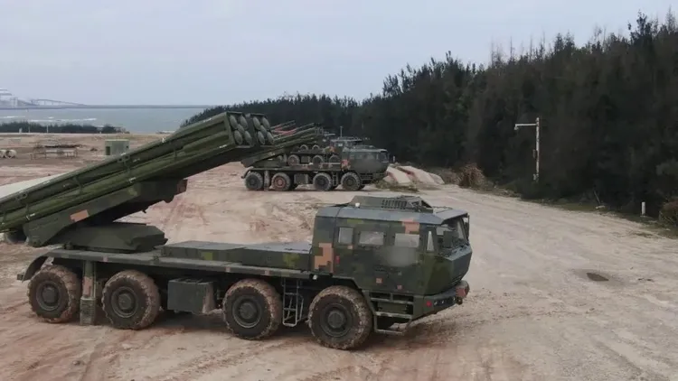 共軍東部戰區8日至10日，在台灣周邊實施「環台島戰備警巡和聯合利劍演習」。路透社