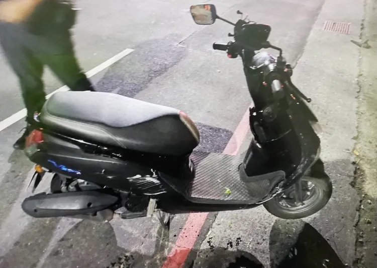 警方到場將機車扶正進行採證。蘆洲警分局提供