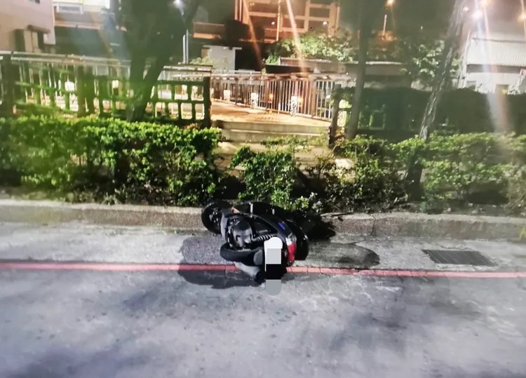 黃女機車倒在馬路上。蘆洲警分局提供