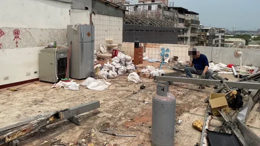 職業賭場藏身頂樓鐵皮違建 蘆洲警提報公安小組強勢拆除