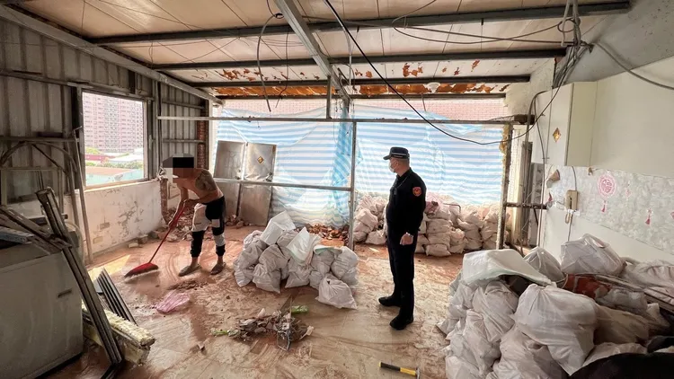 屋主雇工自行拆除。蘆洲警分局提供
