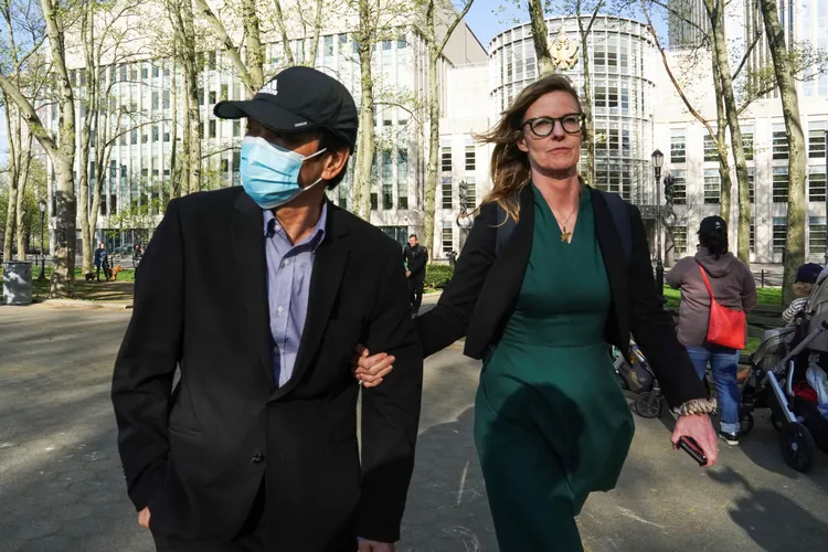 盧建旺（左）與律師離開布魯克林聯邦法院。路透社