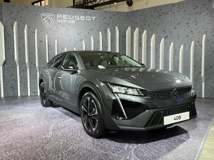 Peugeot 408 Allure車頭部分水箱罩為鍍鉻橫向鬃毛放射狀設計。林浩昇攝