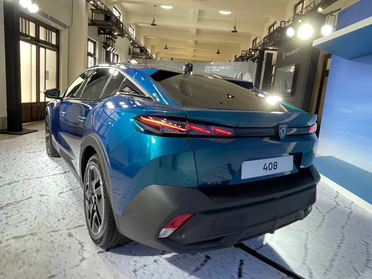 Peugeot 408 GT車尾燈則改以三道傾斜的LED燈條，塑造獅爪形象。