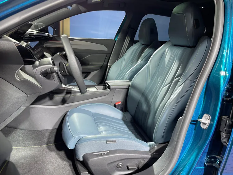 現場的408 GT車款，另外加選Nappa藍色皮革包覆、具10向電動調整的AGR舒適座椅。林浩昇攝