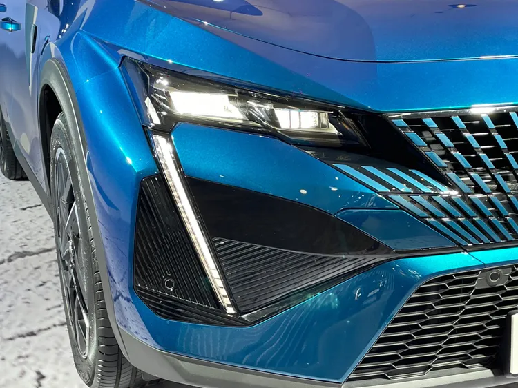 Peugeot 408 GT在頭燈搭配了品牌國內首見的Matrix LED矩陣式智慧頭燈。林浩昇攝