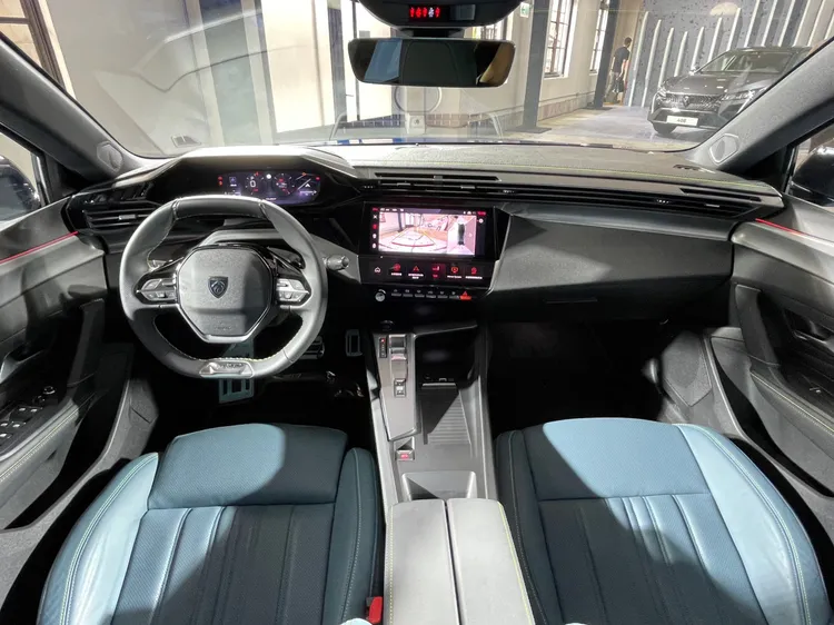 藉由Peugeot招牌的i-Cockpit數位化座艙，408可說又進一步詮釋新世代的戰鬥機化駕駛氛圍。林浩昇攝