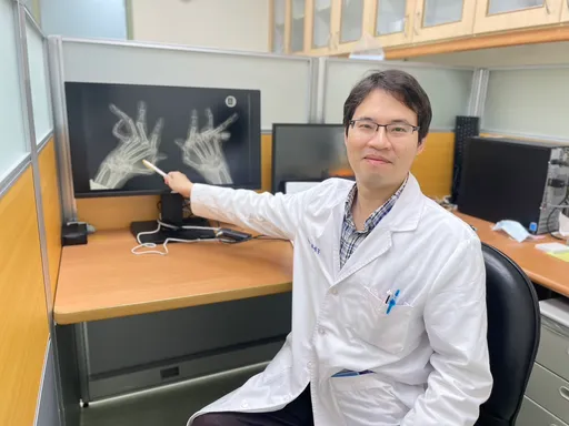 手轉門鎖、擰毛巾會痛別輕忽！3症狀持續2周　類風濕性關節炎警訊