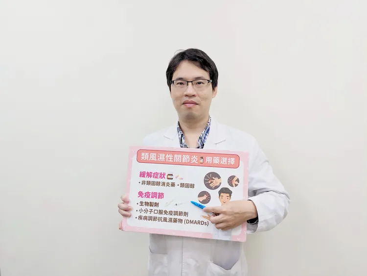 如果關節疼痛、腫脹，晨間僵硬等症狀持續超過兩周，就該尋求風濕免疫科診斷。醫師林峻宇提供