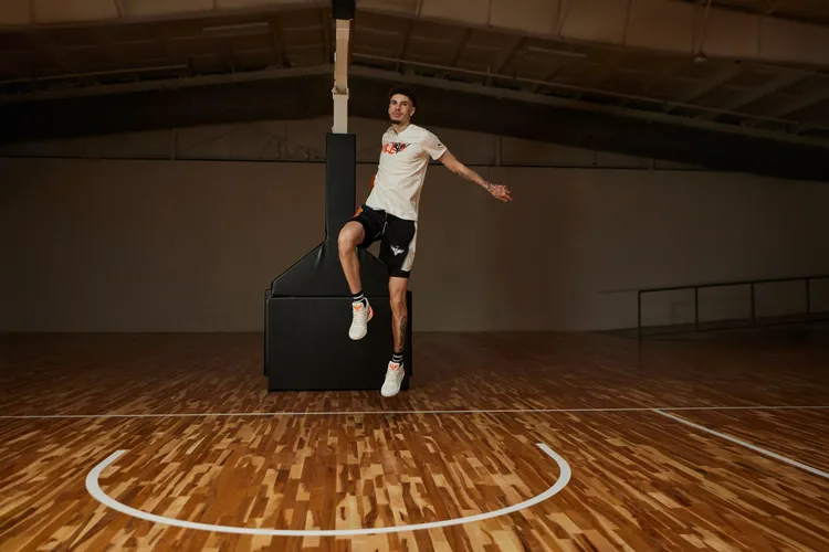 LaMelo Ball目前效力於夏洛特黃蜂擔任控球後衛，表現亮眼。品牌提供