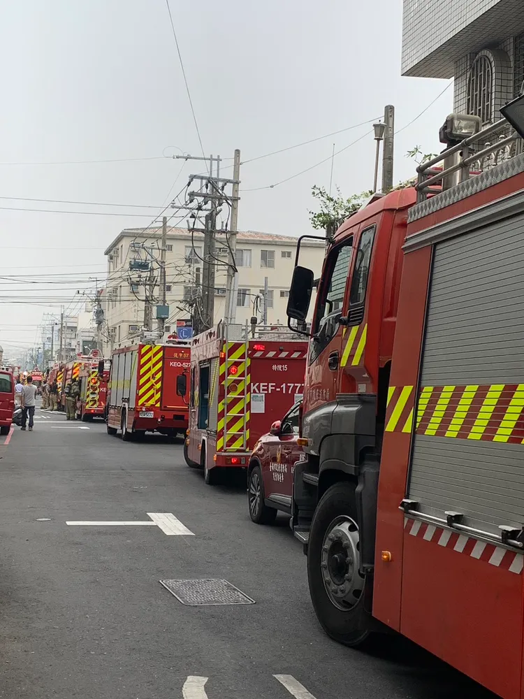 台南市消防局出動多部車輛到現場，火勢迅速撲滅。翻攝《記者爆料網》