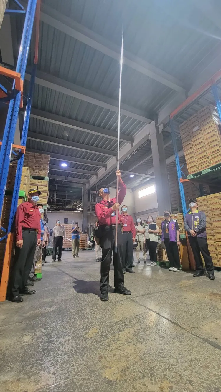 聯合稽查人員針對食品廠消防設備進行檢測。彰化縣消防局提供